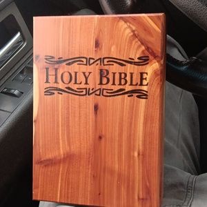 Holy Bible Remembrance Edition in Cedar Box Machinists & Aerispace Workers U.B.C